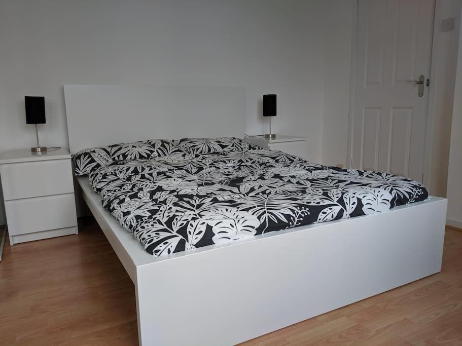 Private 2 Bed Flat Close To Excel & City Airport London Exteriör bild