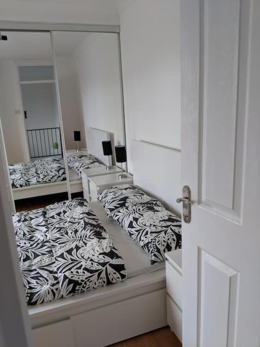 Private 2 Bed Flat Close To Excel & City Airport London Exteriör bild
